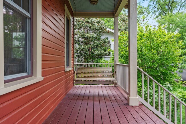 Building Photo - Spacious Kent Home | 6 Bed | 4 Bath | 4,000 Sf | Front Porch + Backyard | Detached 4-Car Garage