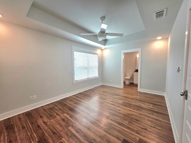 Building Photo - Beautiful Townhome in the Heart of Downtown Pensacola