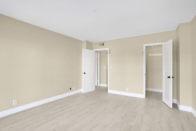 Building Photo - 405 N Ocean Blvd
