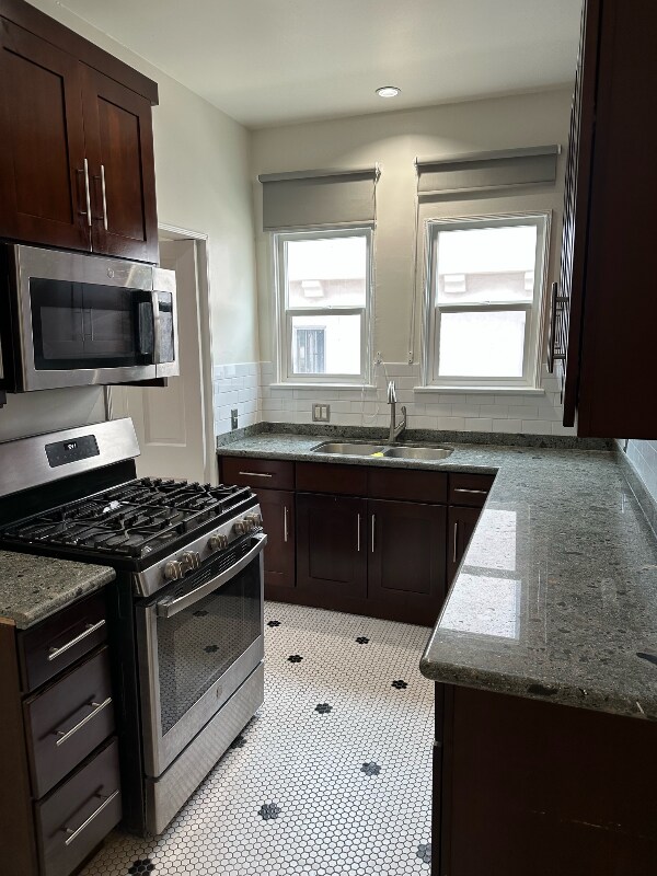 Building Photo - 1057 Masselin Ave