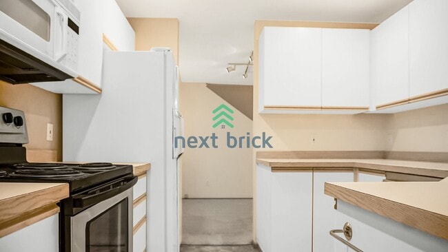 Building Photo - 3 Bed 2.5 Bath Townhouse Available for Rent!