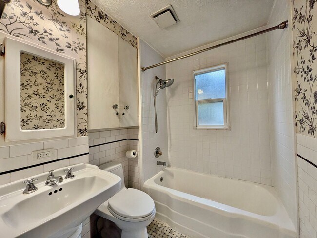 Building Photo - Darling 2 Bed 1 Bath 1940's Cottage Near M...