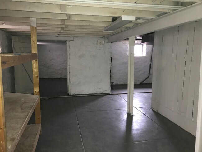 Building Photo - Large Spacious Home with 2 Car Garage in South Hampton