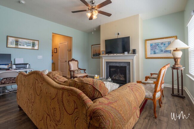 Building Photo - 3 bed and 2.5 bath house with 2 car garage near ETSU - move in ready