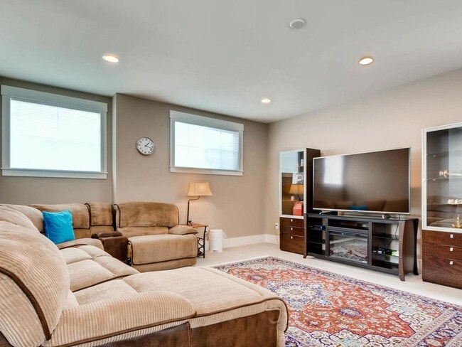 Building Photo - Highly desirable location and floor plan.