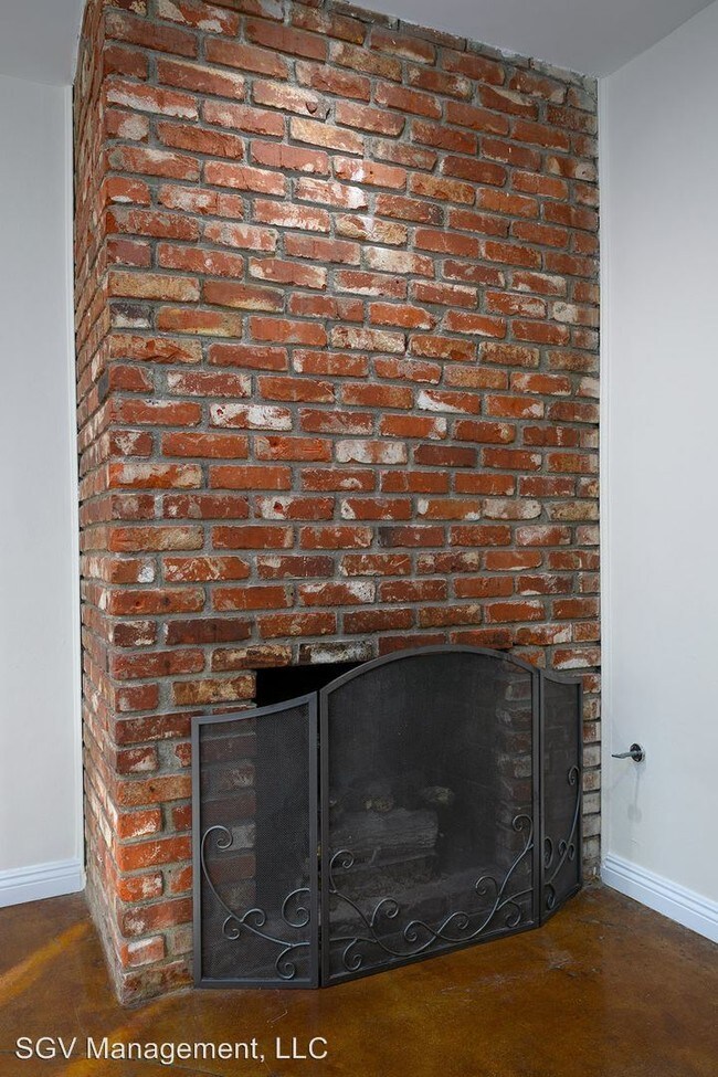 Building Photo - 518 E Washington Blvd