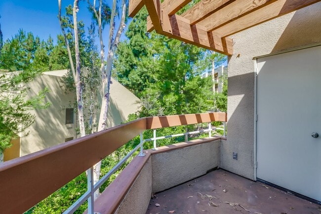 Building Photo - 6960 Golfcrest Dr