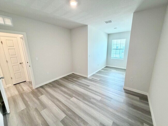 Building Photo - 12813 SW Forli Wy