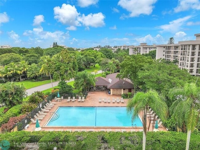 Building Photo - 3150 N Palm Aire Dr