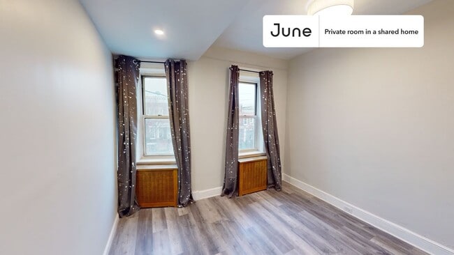 Building Photo - Private bedroom in 3 bed/1 bath Home