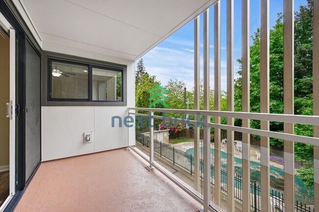 Building Photo - Bright & Remodeled Bellevue Condo | Steps to Downtown | Garage Included