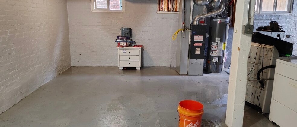 Open unfinished basement - 1562 Jackson St