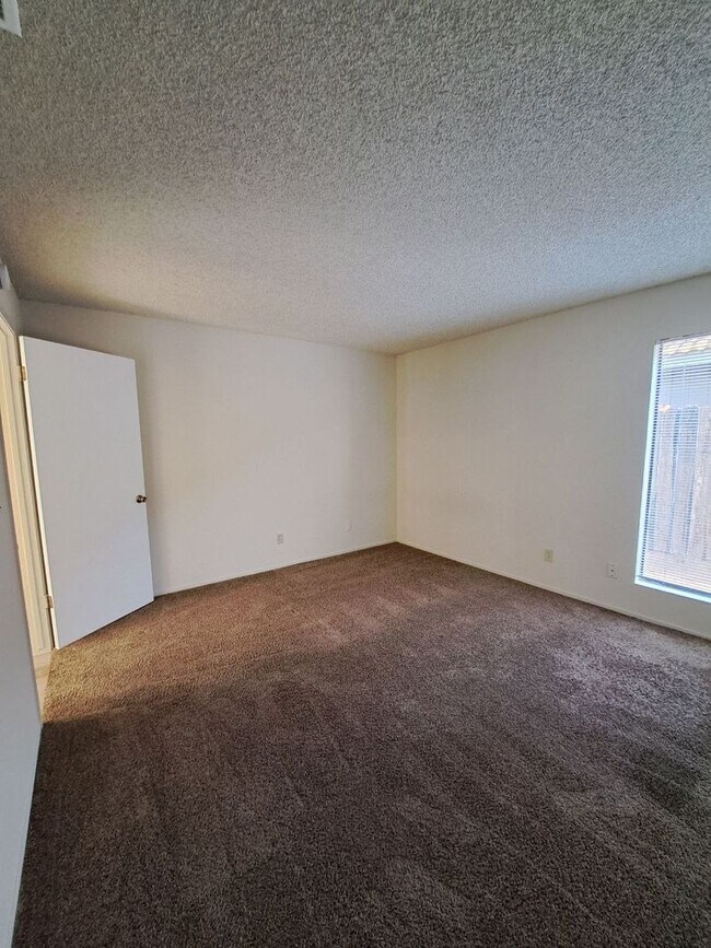 Building Photo - 4593 N Emerson Ave