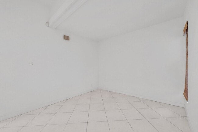 Building Photo - "Rare Single-Story Remodel: Modern 3BR End-Unit in University Park