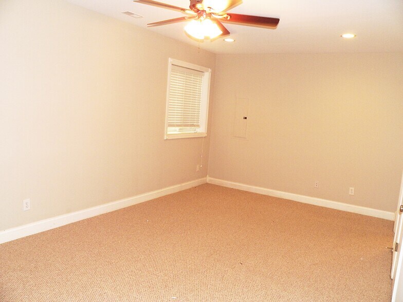 Building Photo - 1190 Forsythe Ave