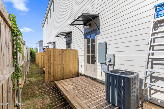 Building Photo - 210 Steiner Oaks