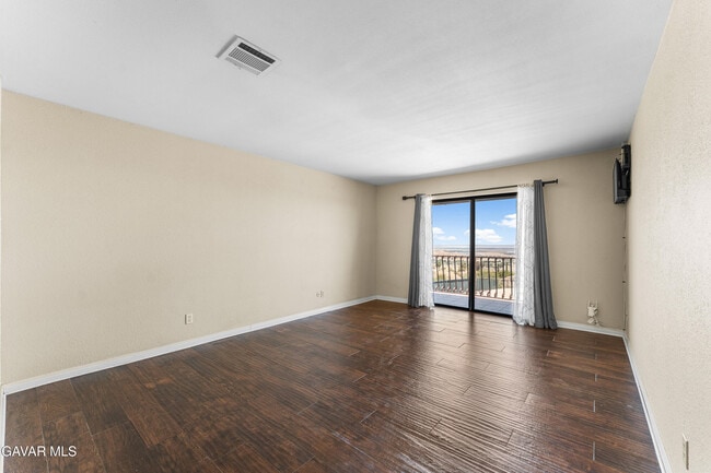Building Photo - 1055 Lakeview Dr