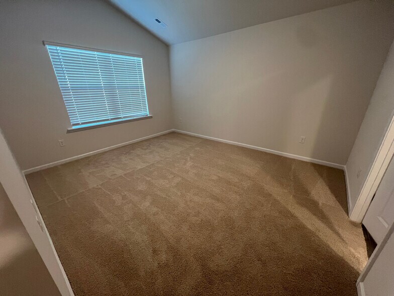 Building Photo - Room in Townhome on Starlight St