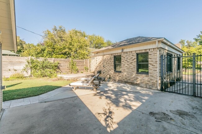 Building Photo - CHARMING and UPDATED 3/2 in The Cultural District