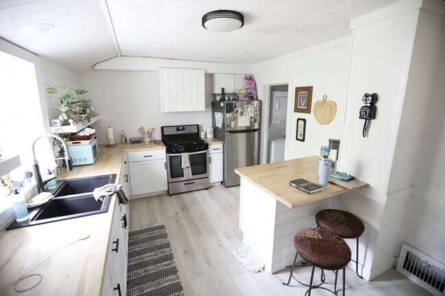 Primary Photo - 826 Pennoyer Ave