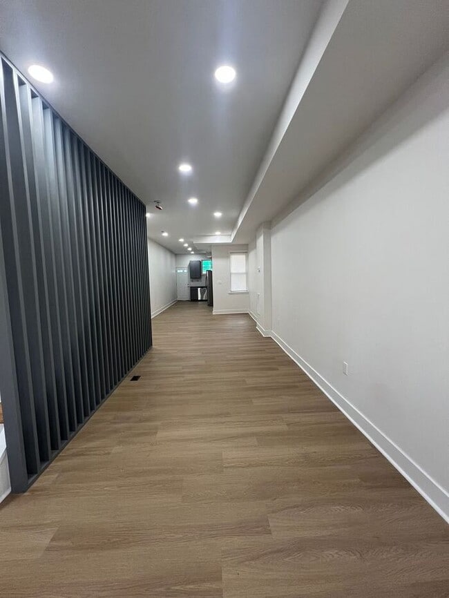 Building Photo - 3 bedrooms 2 bathrooms, 21218