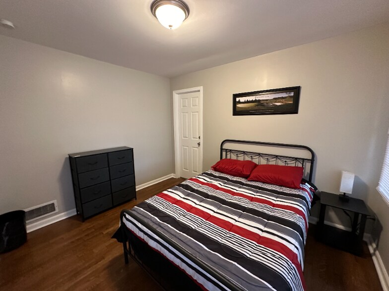 Building Photo - 2135 Vista Dale Ct