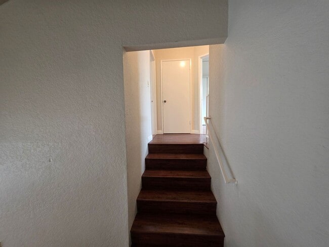 Building Photo - Beautiful 3 Bed, 2 Bath condo with 2 car garage & laundry