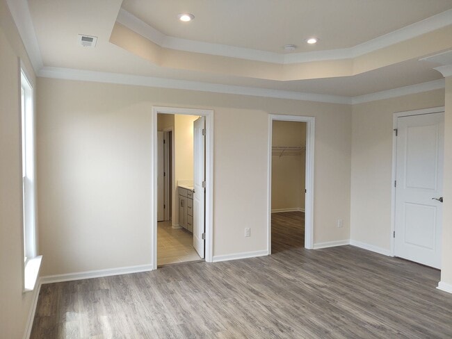 Building Photo - Enchanting Townhome located in the Pringle...