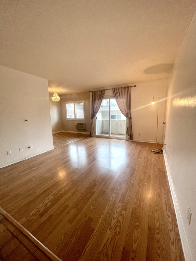 Entrance view to living area - 1325 Wellesley Ave