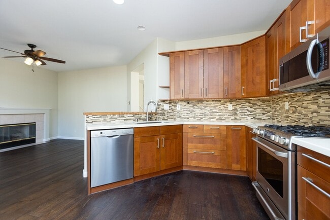 Building Photo - Beautiful home in Sunset Glen with 4 bedrooms 2.5 bath, 1726 Sq Ft available NOW