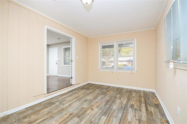 Building Photo - 185 Oak Dr SE