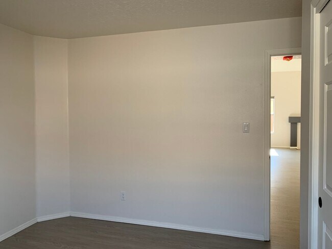 Building Photo - Lovely 3 Bedroom, 2 Bath In The NW!