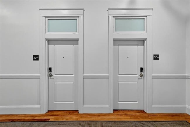 Building Photo - 1624 Lonsdale Ave