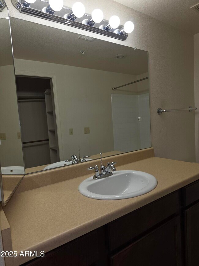 Building Photo - 750 E Northern Ave