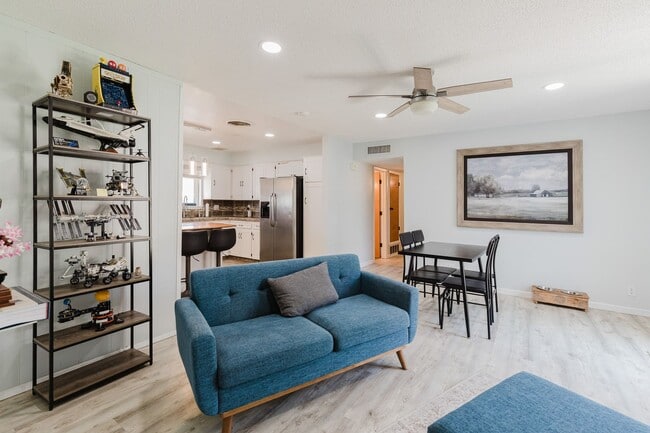Building Photo - Adorable 3 Bedroom Home