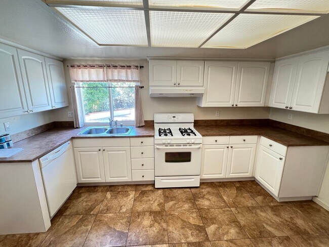 Building Photo - Adorable 3 Bed 2 Bath Home in Anaheim Hills