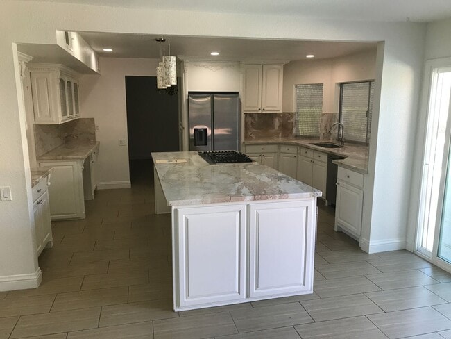 Building Photo - 2 Story, 5 Bedrooms, 2.5 Bathroom, Pool