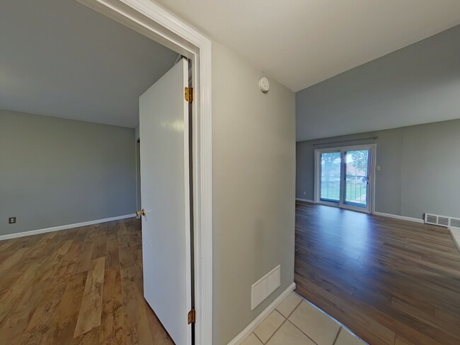 Building Photo - 6917 Colonial Woods Dr