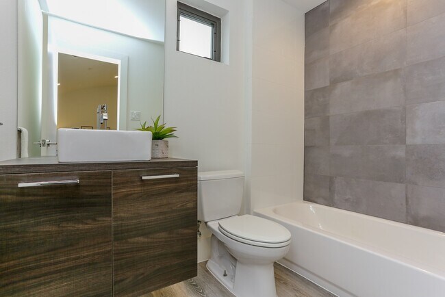 Building Photo - 3404 Saltus St