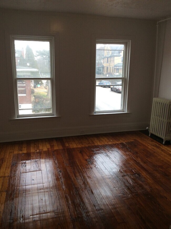 Building Photo - Spacious 5 Bedroom 1.5 Bath House- York City SD