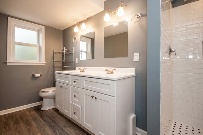 Building Photo - Huge 4 Bedroom 2 Bath Sylvan Park Classic! AVAILABLE NOW. Perfect for Roommates or a Home Office....