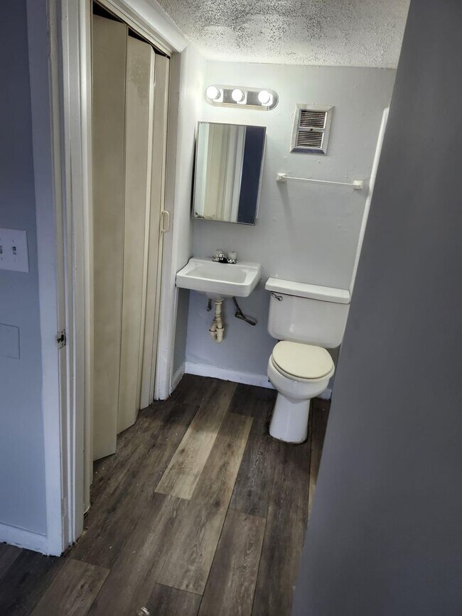 Building Photo - 1 Bed 1 Bath Apartment for Rent $950