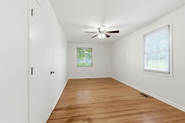 Building Photo - Crieve Hall Duplex