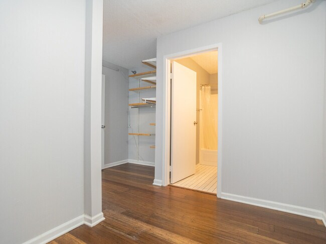 Building Photo - 111 W Maple St