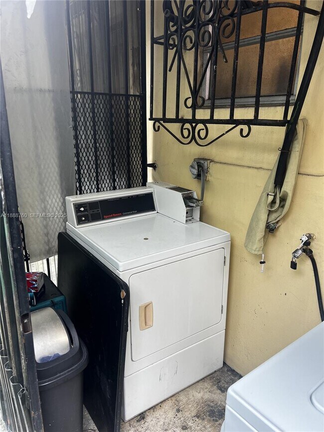 Building Photo - 619 SW 11th Ave