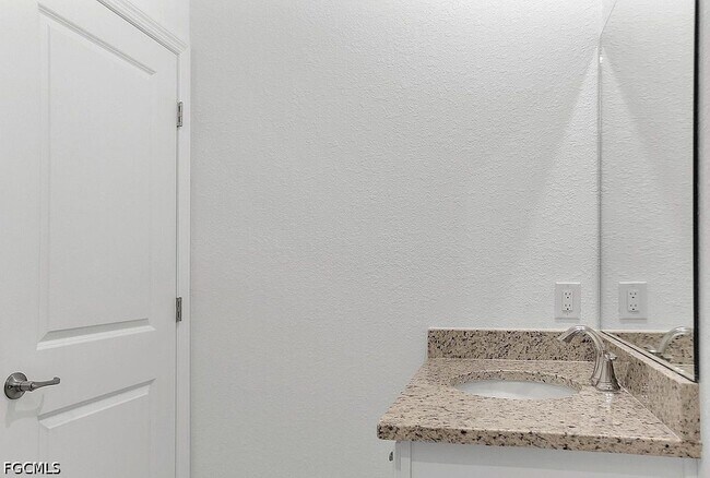 Building Photo - 14882 Portico Blvd