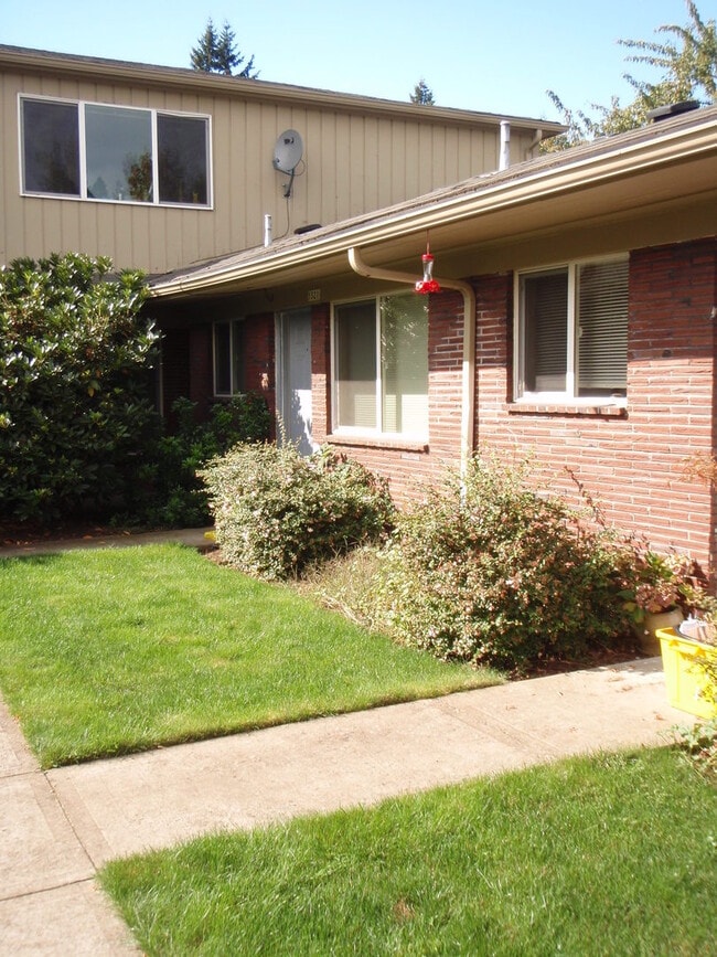 Building Photo - Great lower 1bed, hardwoods, on site laund...