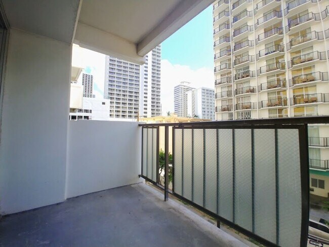 Building Photo - For Rent | Full Sized Studio, 1 Bathroom with City Views