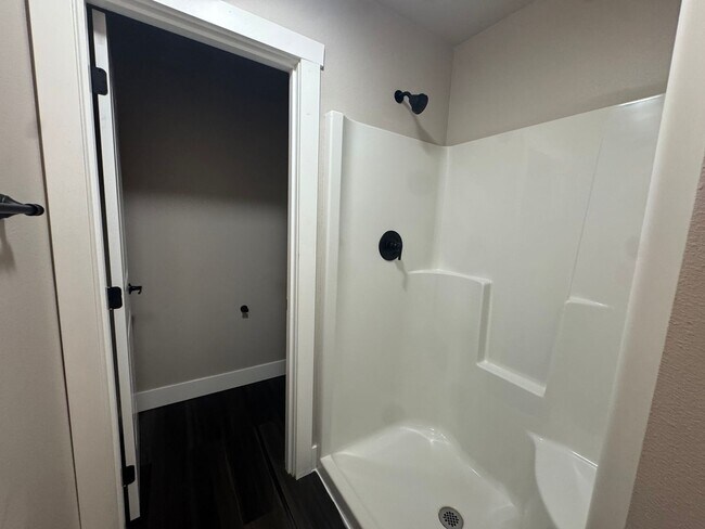 Building Photo - Modern 3 bedroom townhouse