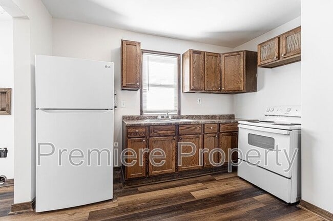 Building Photo - 2419 S Vermont Ave